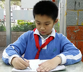小学生正在练习硬笔书法